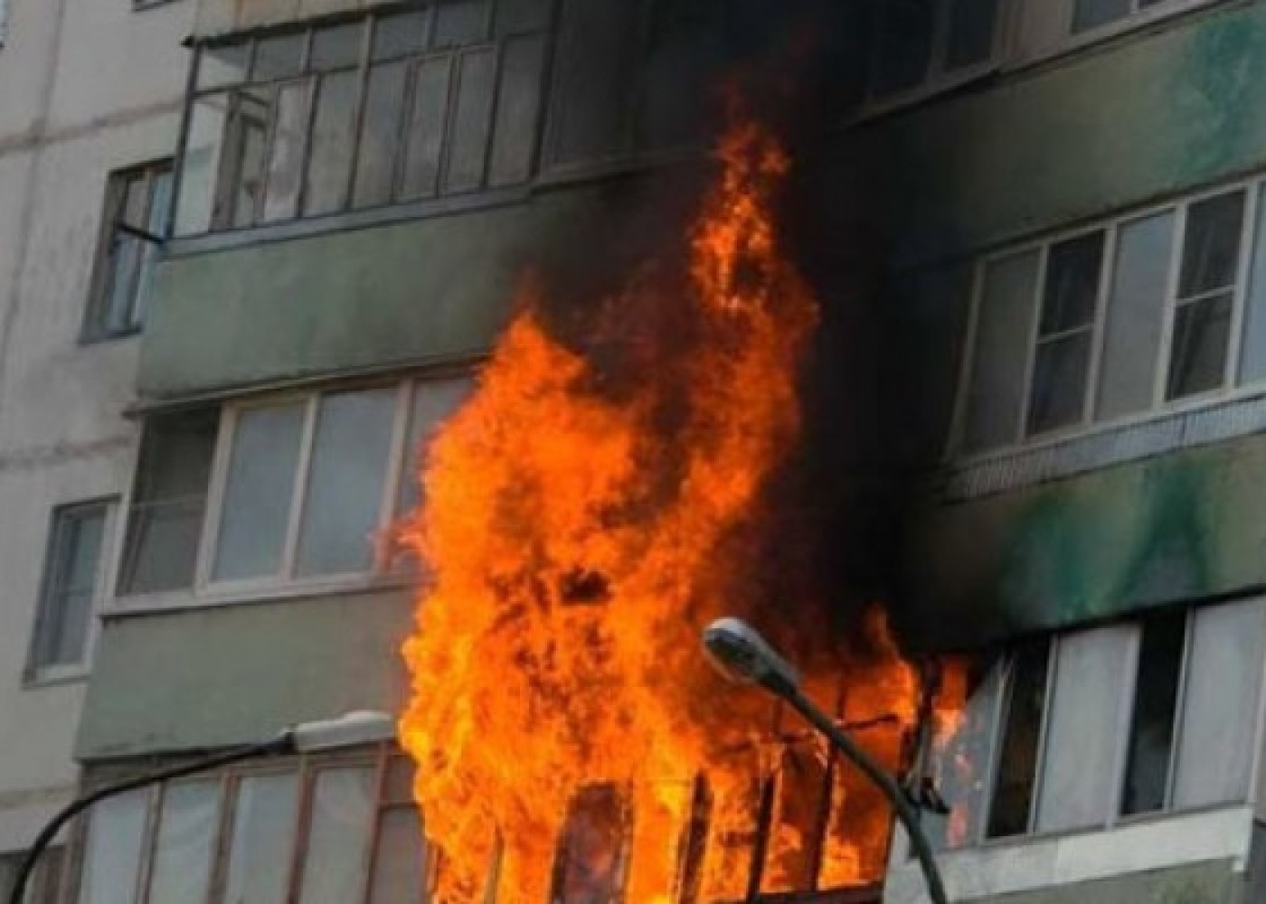 Bakıda yaşayış binasında yanğın oldu 