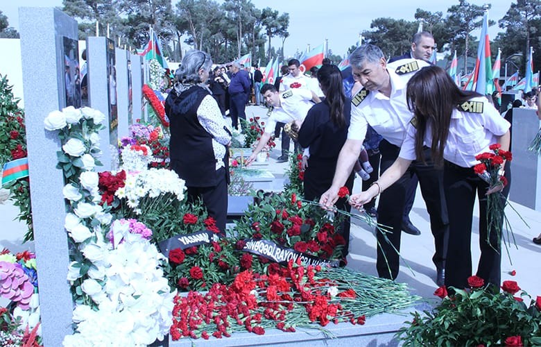 Dövlət Dəniz və Liman Agentliyinin kollektivi ikinci Şəhidlər Xiyabanını ziyarət edib - FOTO