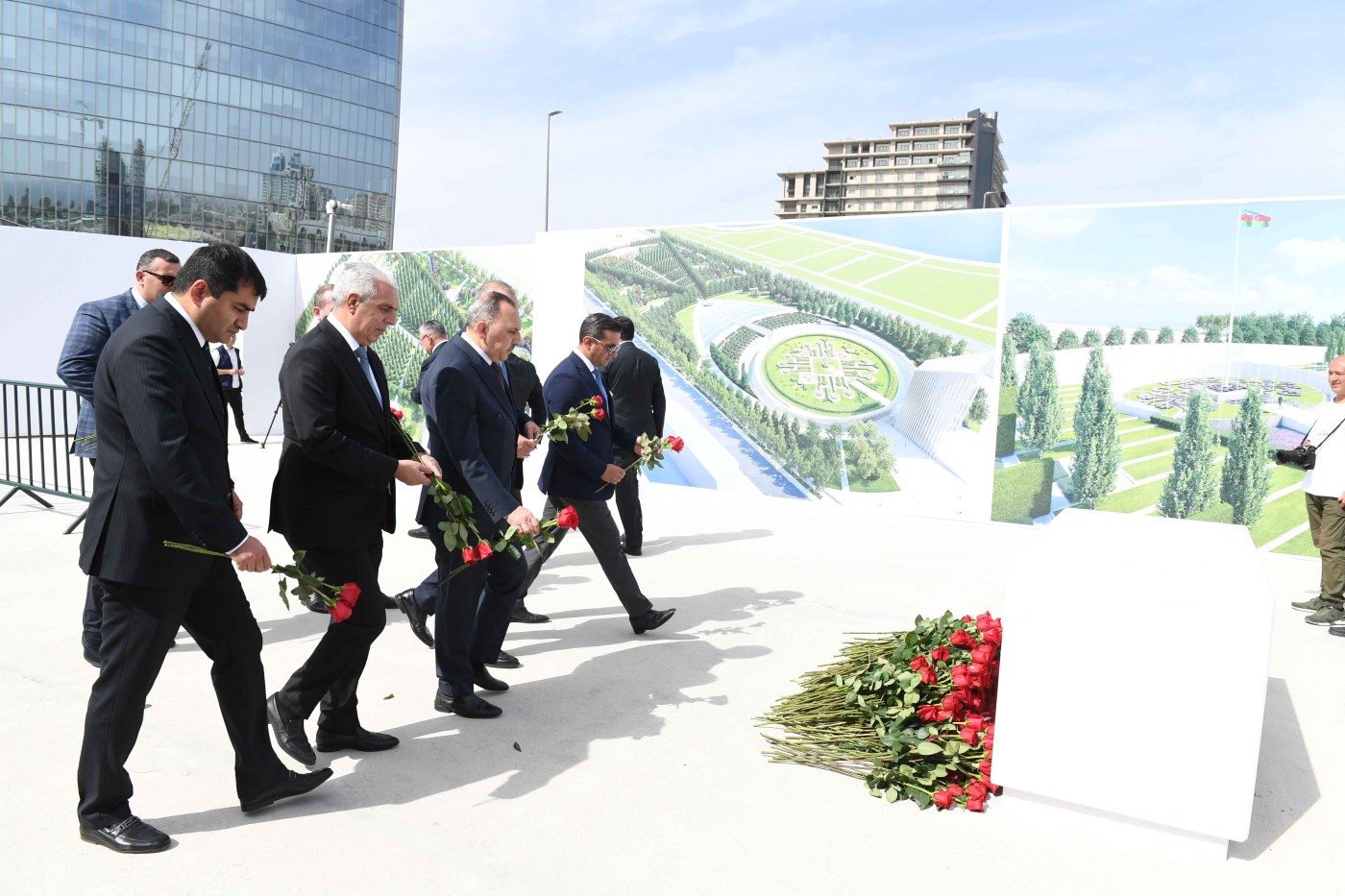 Dövlət Komitəsinin kollektivi Zəfər parkında - FOTOLAR