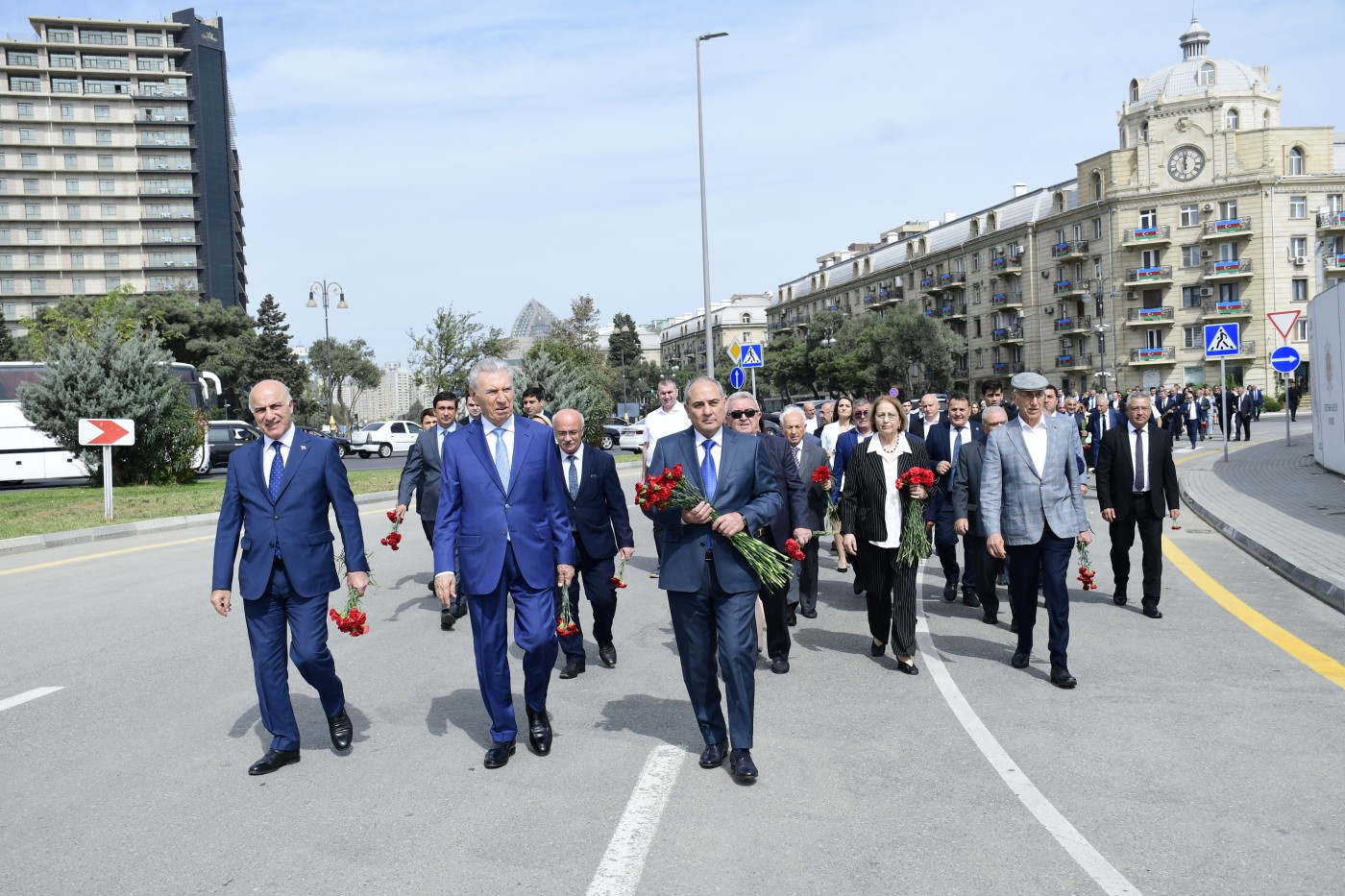 Yeni Azərbaycan Partiyasının nümayəndələri Zəfər parkında olublar - FOTOLAR