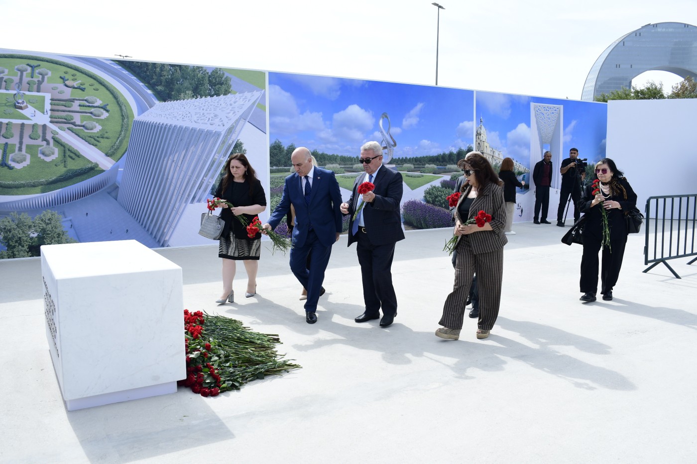 Yeni Azərbaycan Partiyasının nümayəndələri Zəfər parkında olublar - FOTOLAR