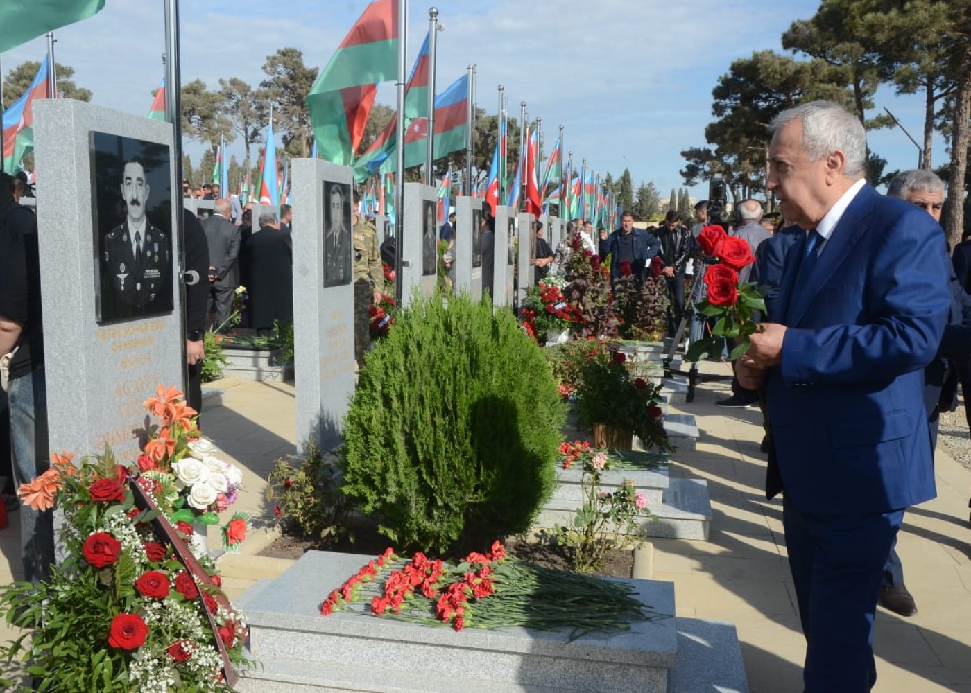 Malik İsaqov şəhidlərin məzarını ziyarət etdi - FOTOLAR