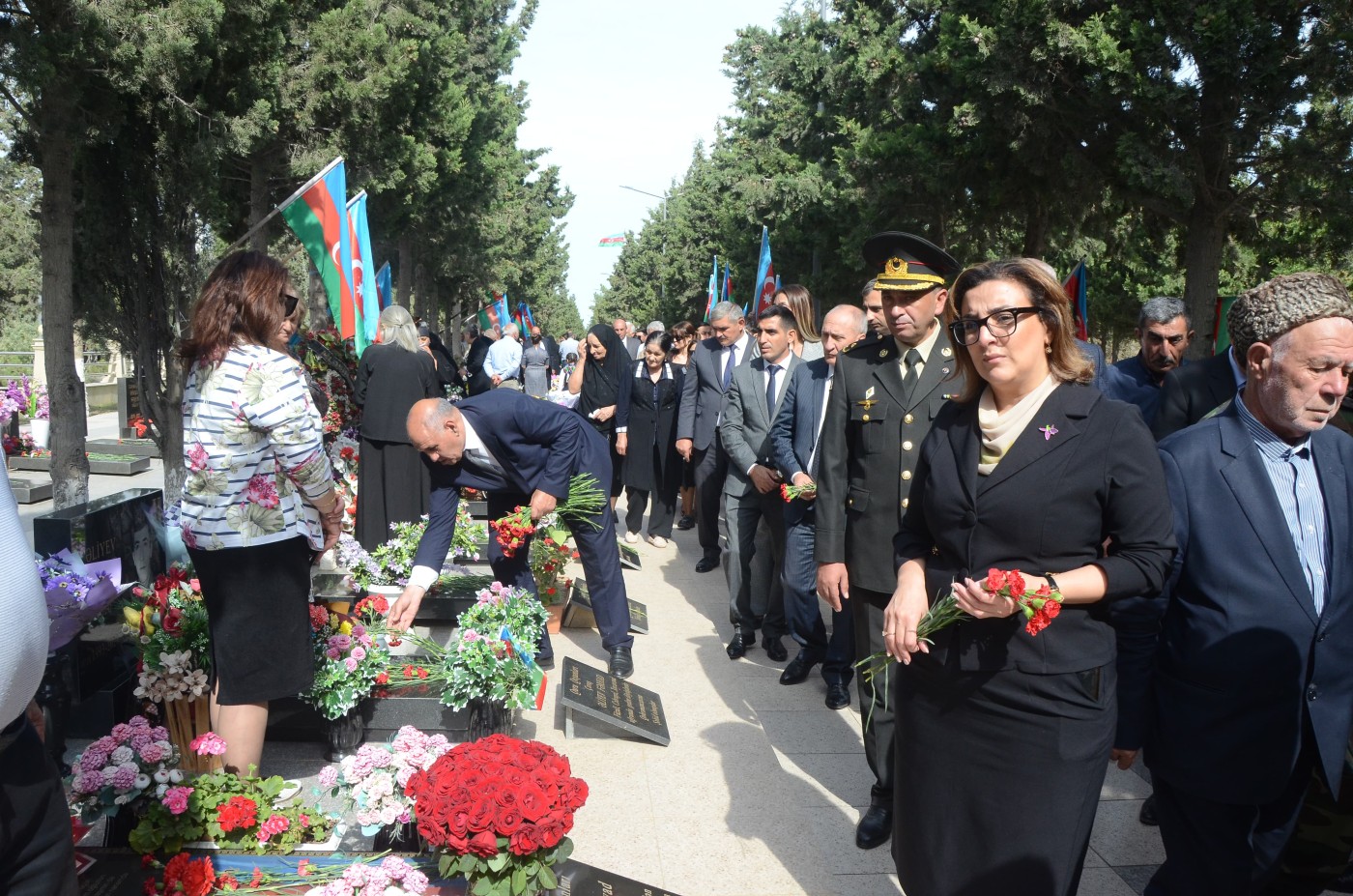 Malik İsaqov şəhidlərin məzarını ziyarət etdi - FOTOLAR