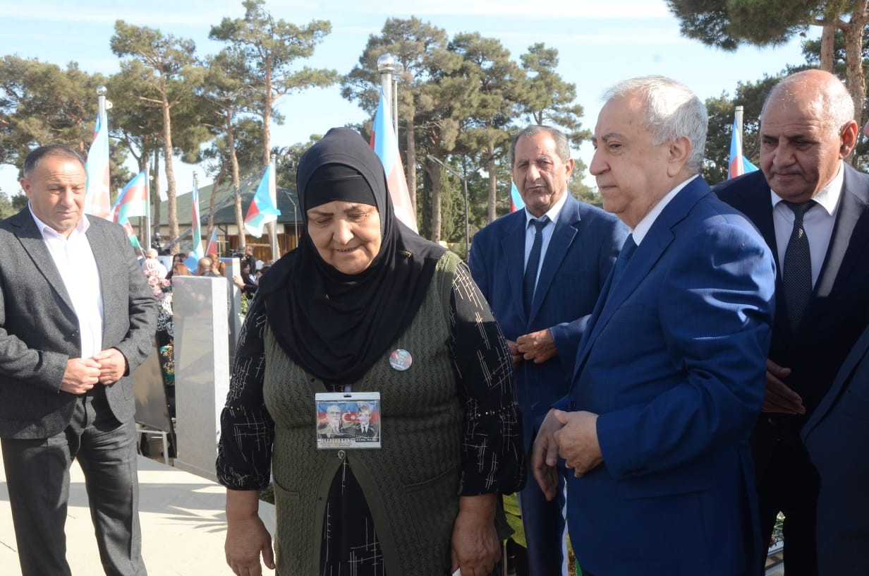 Malik İsaqov şəhidlərin məzarını ziyarət etdi - FOTOLAR