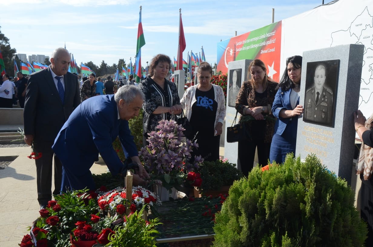 Malik İsaqov şəhidlərin məzarını ziyarət etdi - FOTOLAR