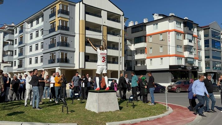 “Bozqurd” işarəsi ilə gündəm olan Merihin heykəli ucaldılıb - FOTO