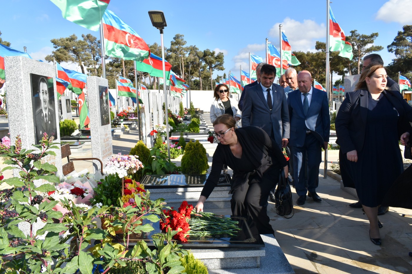 İcra başçısı Elşad Həsənov şəhidin məzarını ziyarət edib - FOTOLAR