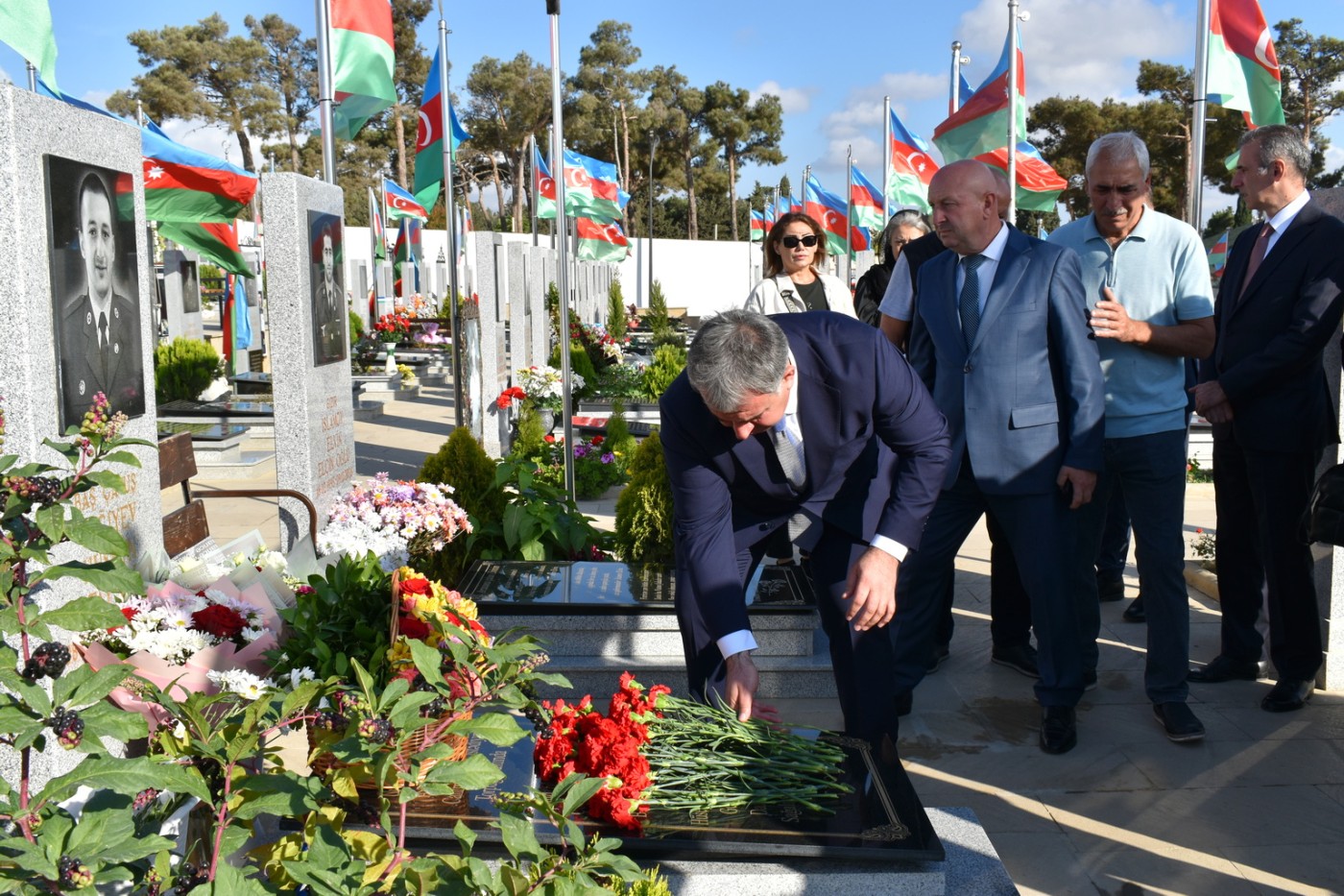 İcra başçısı Elşad Həsənov şəhidin məzarını ziyarət edib - FOTOLAR