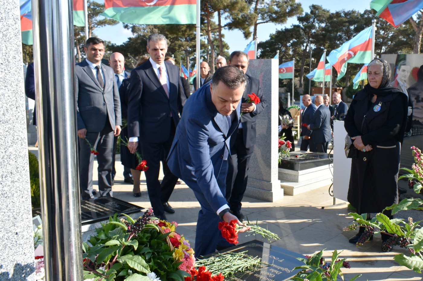 İcra başçısı Elşad Həsənov şəhidin məzarını ziyarət edib - FOTOLAR