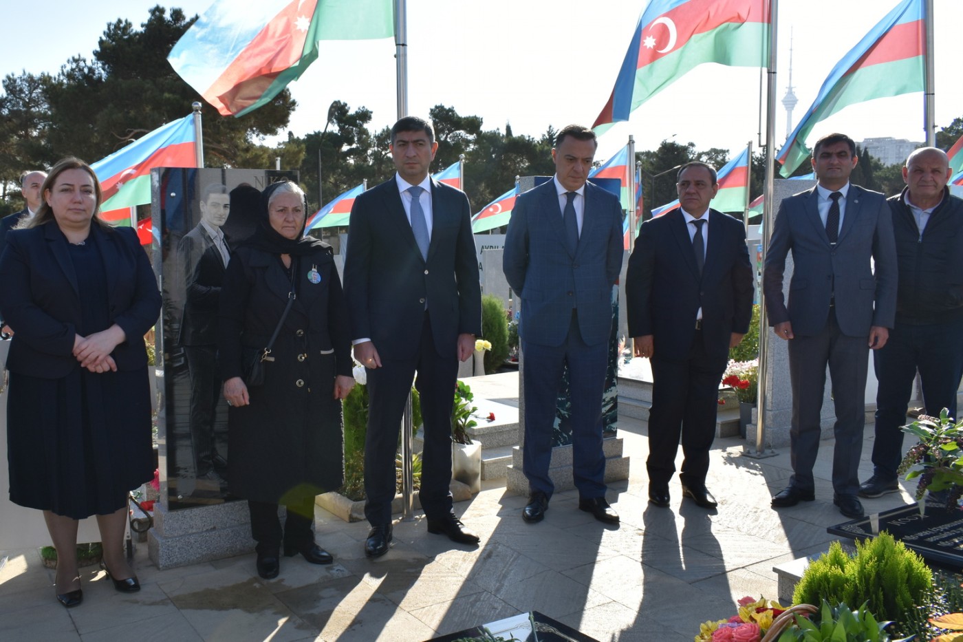 İcra başçısı Elşad Həsənov şəhidin məzarını ziyarət edib - FOTOLAR