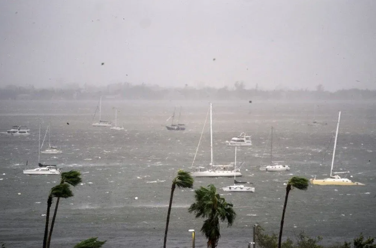 "Əsrin qasırğası" Florida sahillərinə çatdı - FOTOLAR