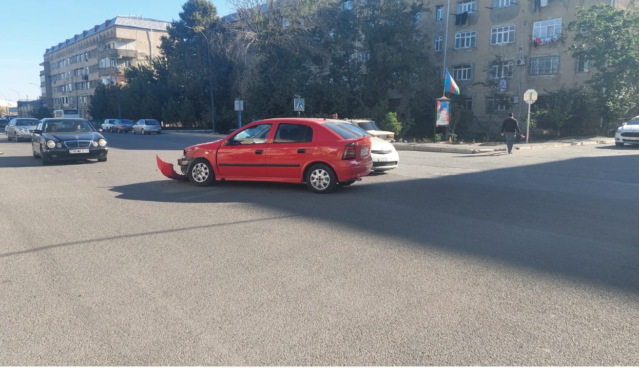 Gəncədə qayda pozan sürücü zəncirvari qəza törətdi - FOTOLAR