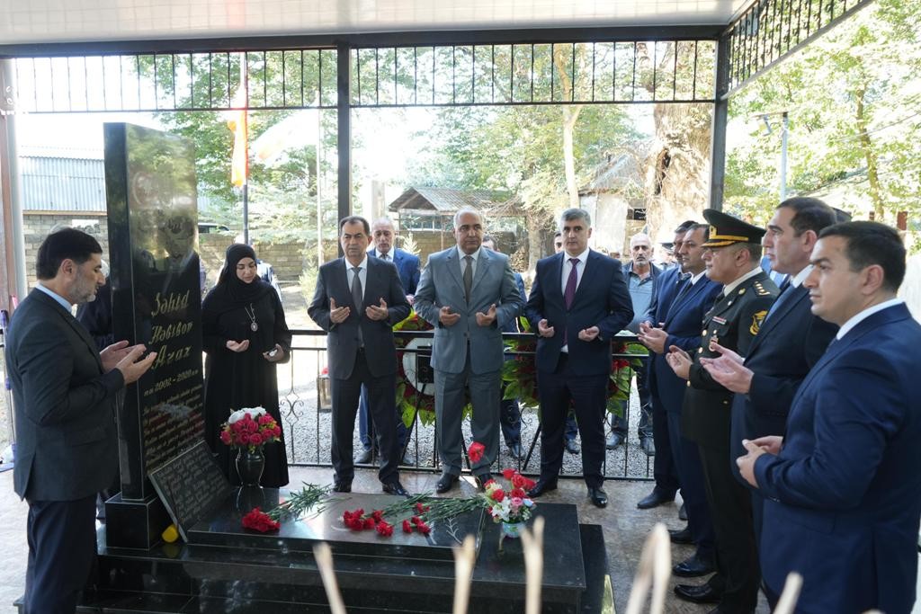 Taleh Qaraşov Vətən müharibəsi şəhidi Araz Həbibovun məzarını ziyarət etdi - FOTOLAR