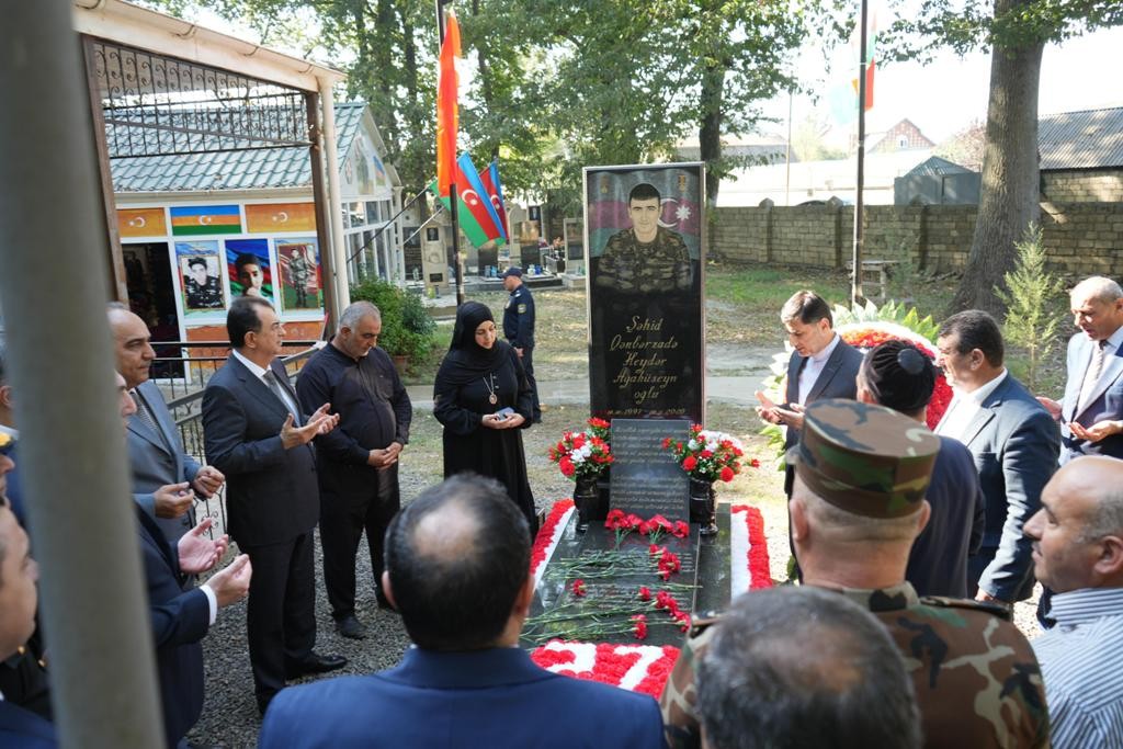 Taleh Qaraşov Vətən müharibəsi şəhidi Araz Həbibovun məzarını ziyarət etdi - FOTOLAR