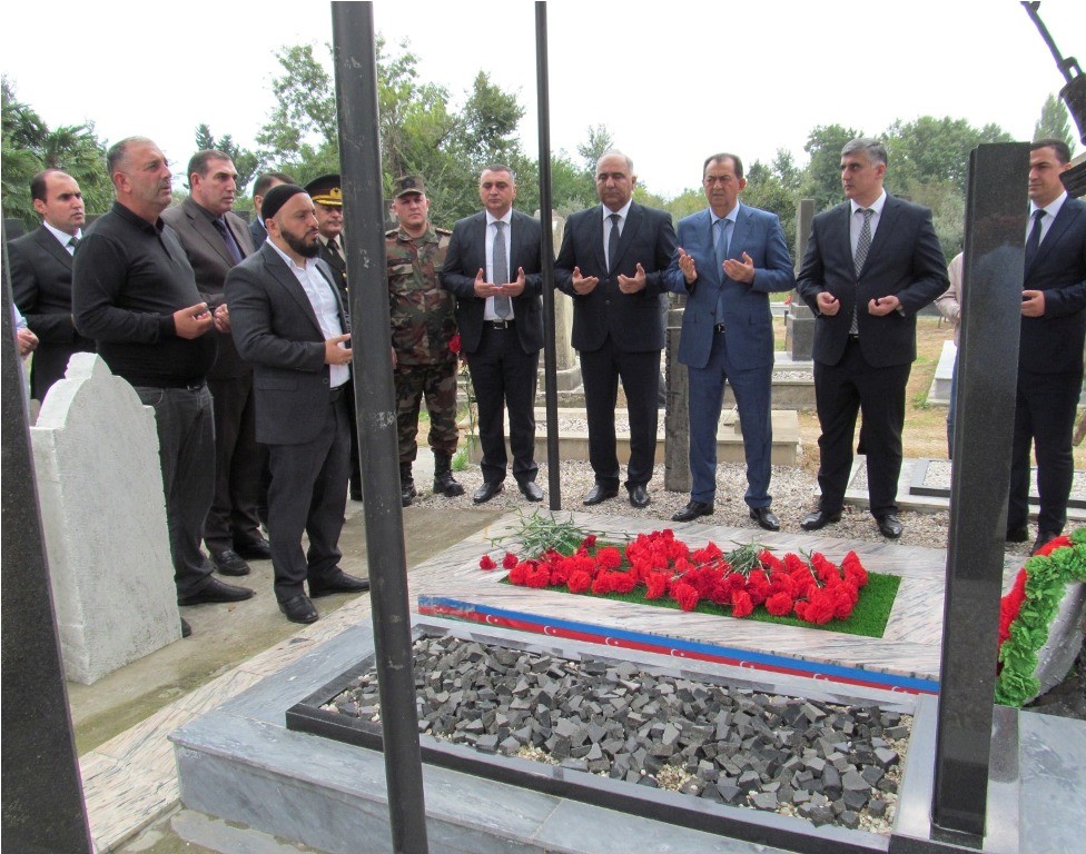 Taleh Qaraşov Vətən müharibəsi şəhidinin anım günündə məzarını ziyarət etdi - FOTOLAR