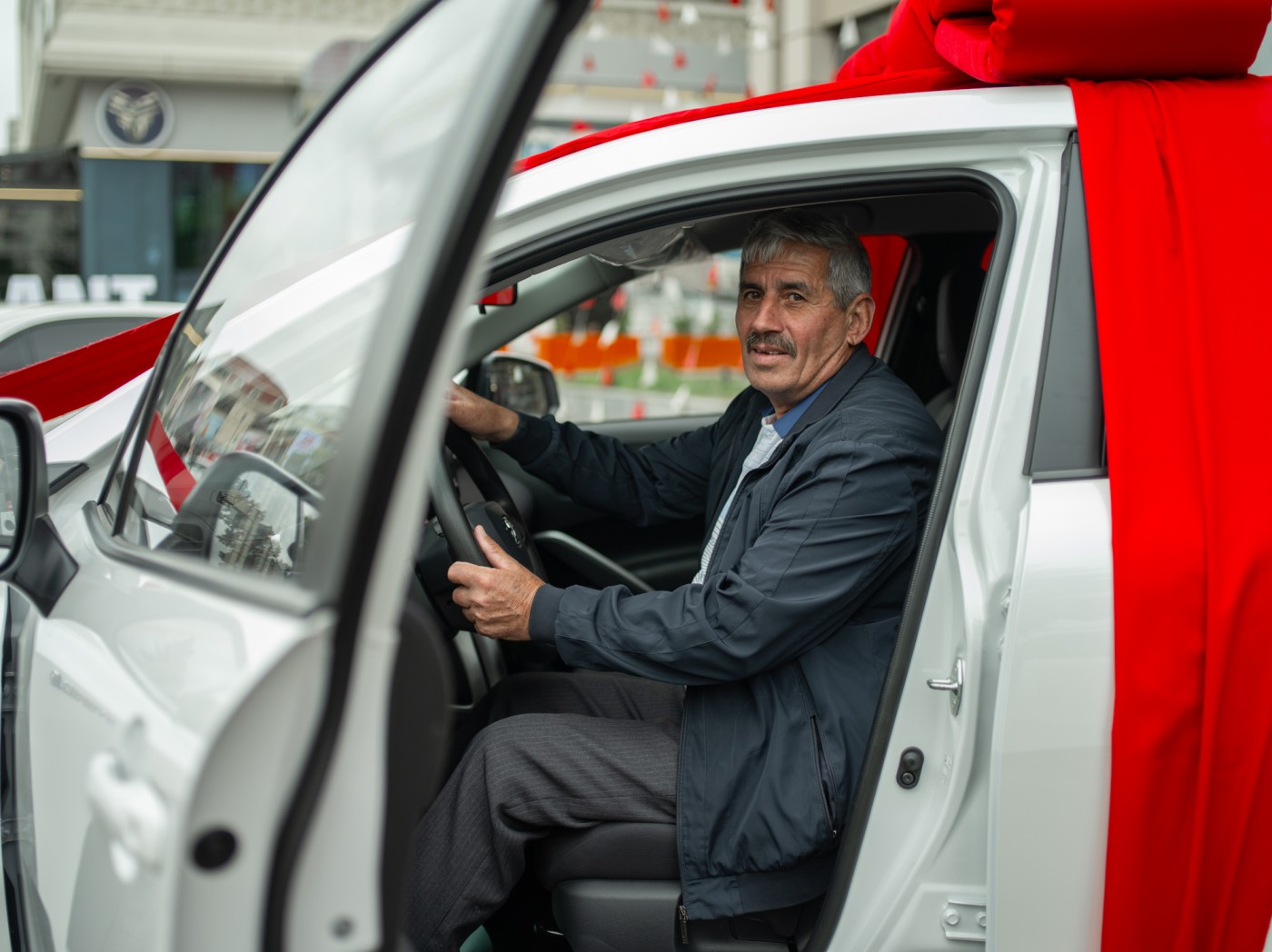 “Kontakt”ın “Şeş-Qoşa” kampaniyasında qazanılan ilk avtomobil sahibinə təqdim olundu! – FOTO 