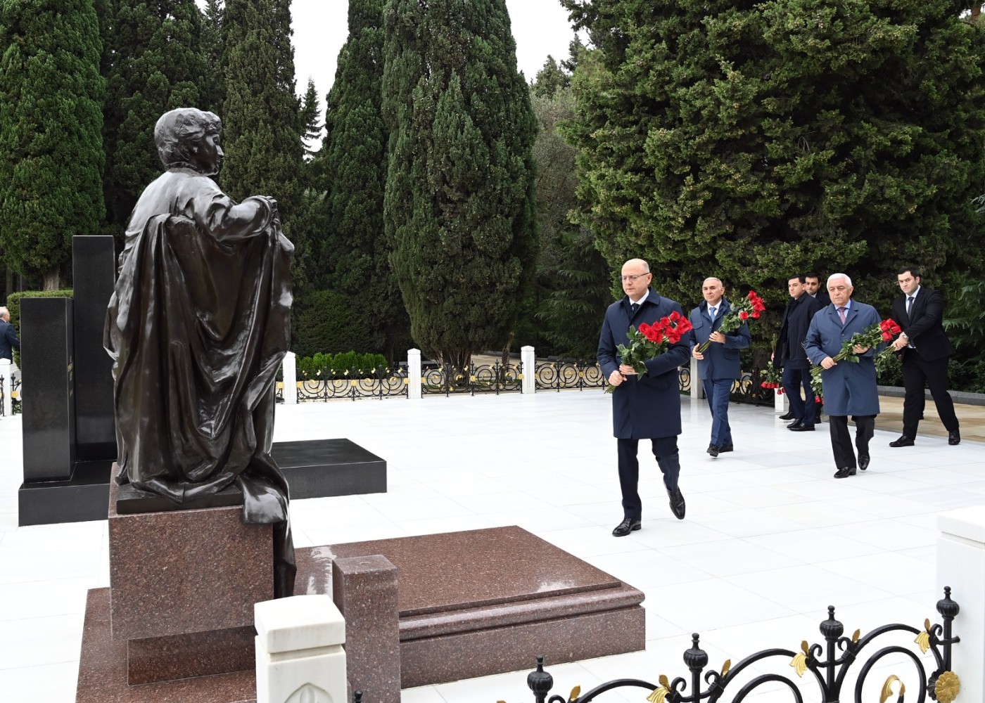 Energetiklər Heydər Əliyevin məzarını və Şəhidlər xiyabanını ziyarət etdi - FOTOLAR