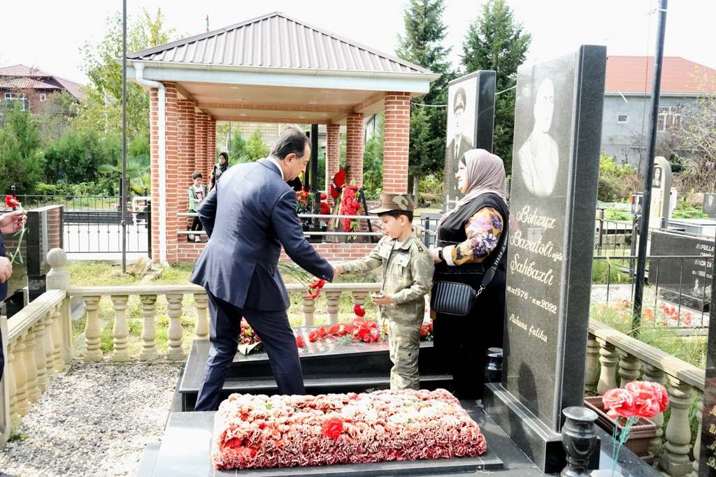 Taleh Qaraşov Vətən müharibəsi şəhidlərinin məzarlarını ziyarət edib - FOTOLAR