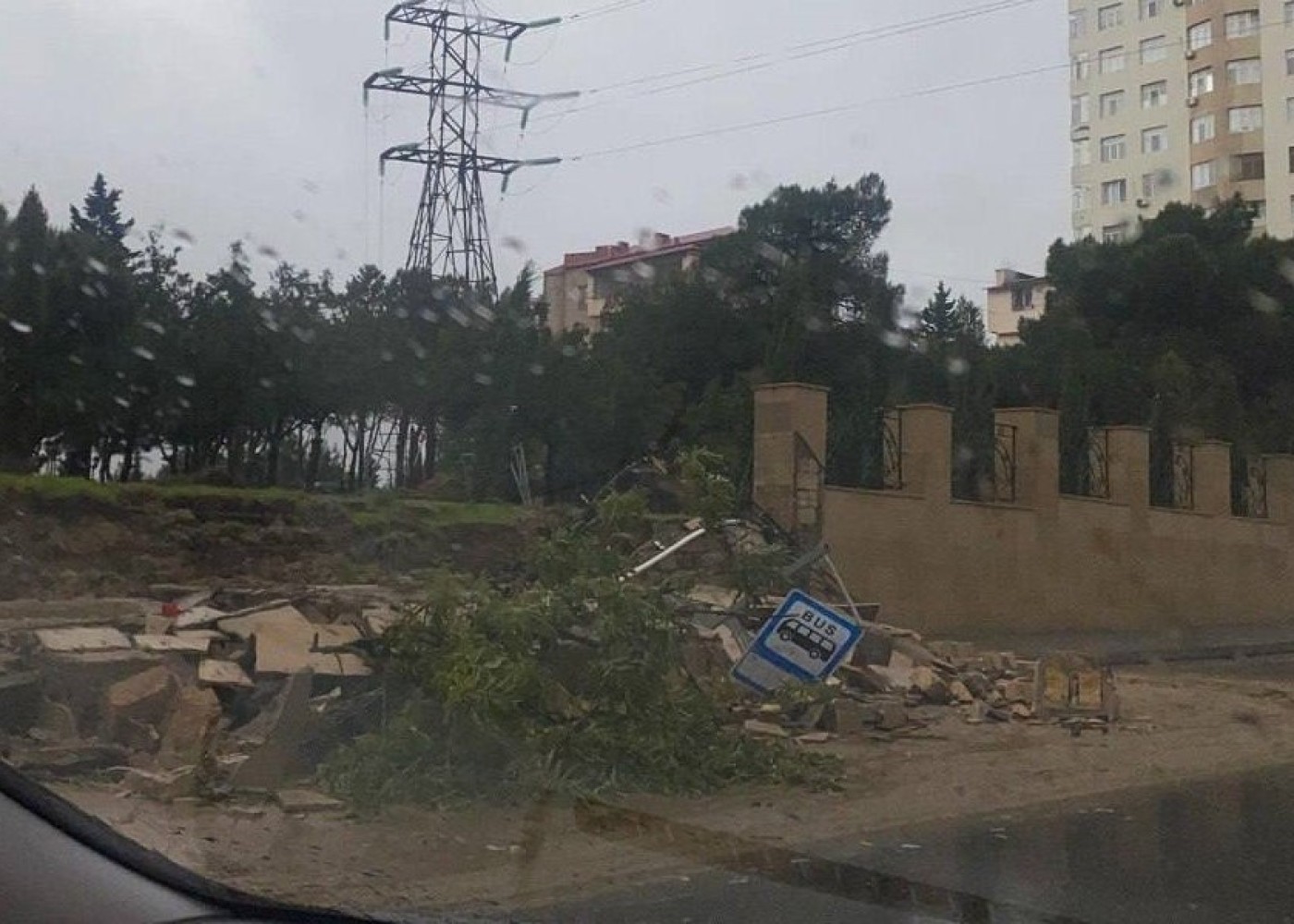 Bakıda hasar dayanacağın üzərinəaşdı