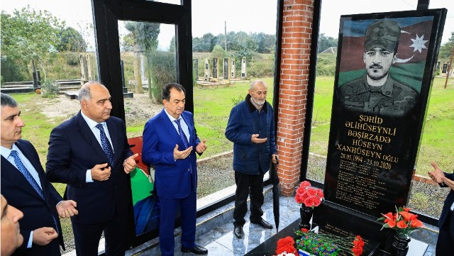 Taleh Qaraşov Vətən müharibəsi şəhidi Hüseyn Bəşirzadənin məzarını ziyarət etdi - FOTOLAR