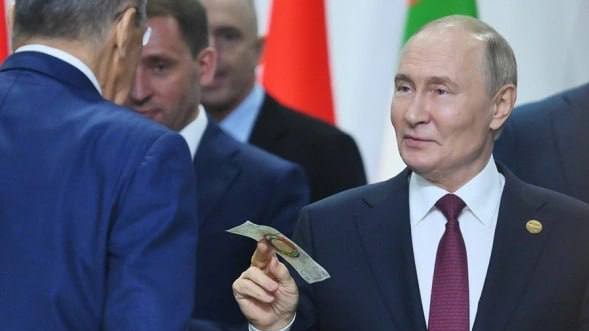 Putin BRICS üzvləri üçün simvolik vahid valyutanı nümayiş etdirdi - FOTOLAR