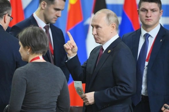 Putin BRICS üzvləri üçün simvolik vahid valyutanı nümayiş etdirdi - FOTOLAR