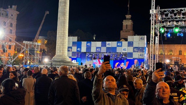 Gürcüstanda iqtidar aksiya keçirib konsert verdi