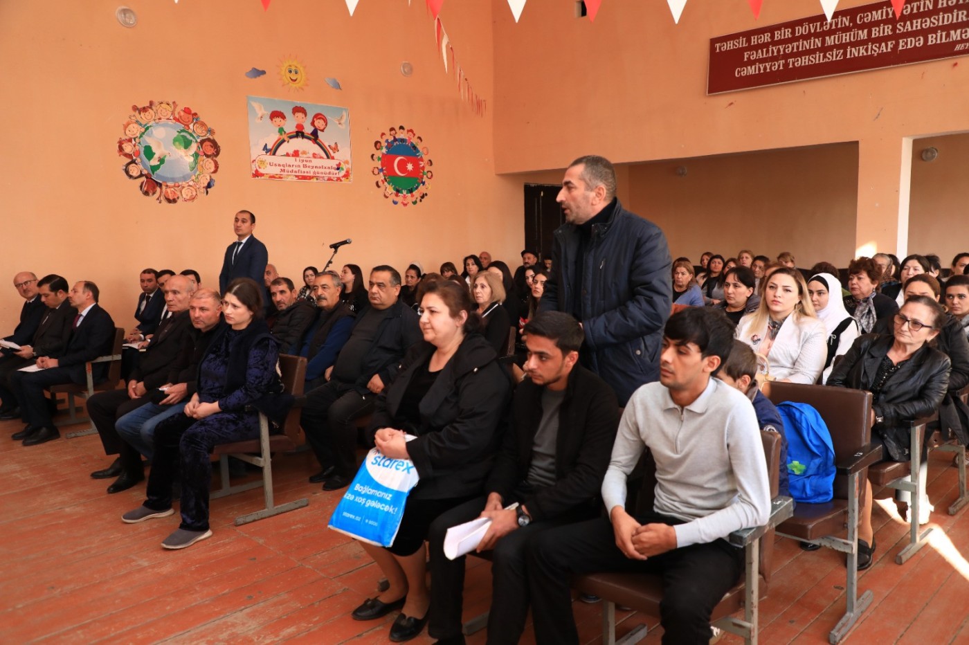 Niyazi Bayramov Sadıllı qəsəbəsinin sakinlərinin müraciətlərini dinləyib - FOTOLAR