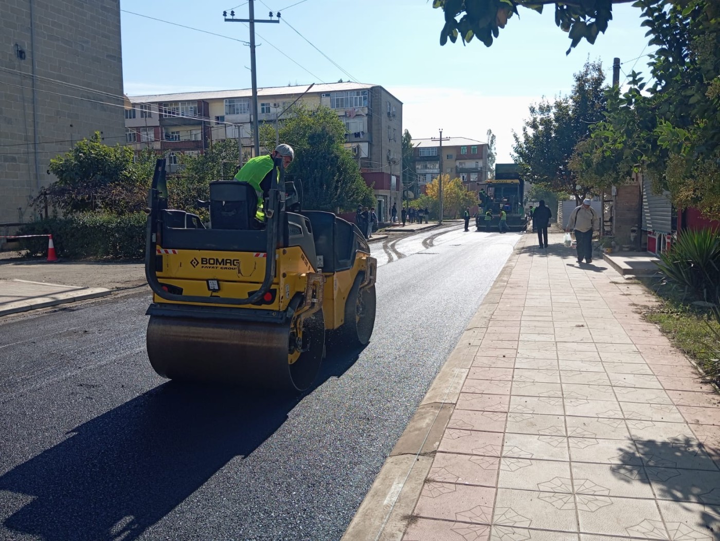 Taleh Qaraşov asfaltlanması həyata keçirilən küçəyə baxış keçirdi - FOTOLAR