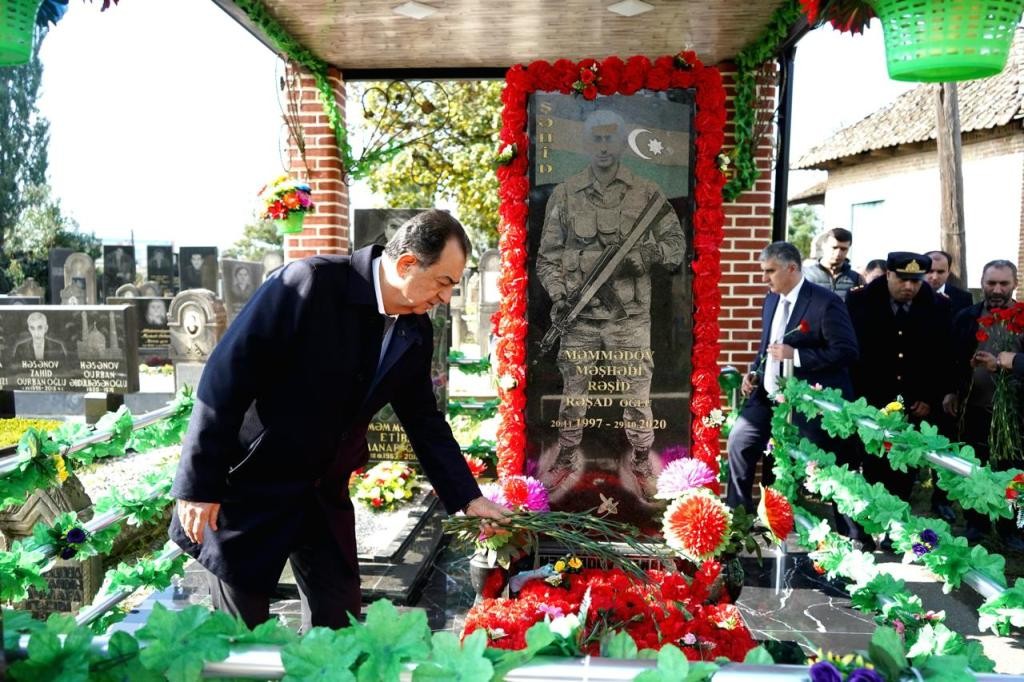 Taleh Qaraşov Vətən müharibəsi şəhidinin məzarını ziyarət edib - FOTOLAR