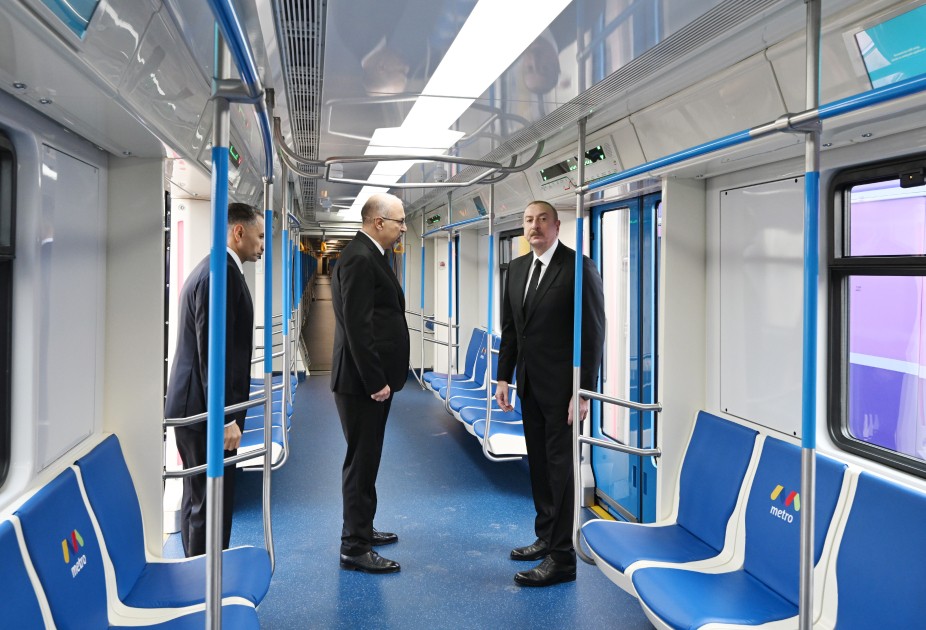 Prezident yeni nəsil metro qatarları ilə tanış oldu - FOTOLAR (YENİLƏNİB)