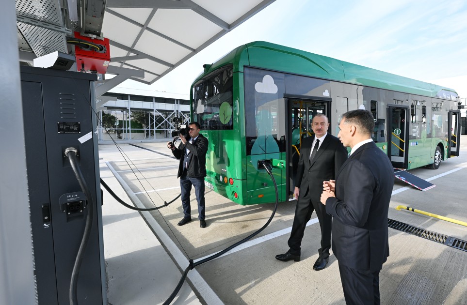 İlham Əliyev Zığ Elektrik Avtobus Parkının fəaliyyəti ilə tanış oldu - FOTOLAR (YENİLƏNİB)