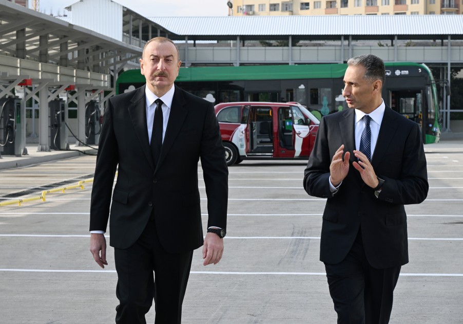 İlham Əliyev Zığ Elektrik Avtobus Parkının fəaliyyəti ilə tanış oldu - FOTOLAR (YENİLƏNİB)