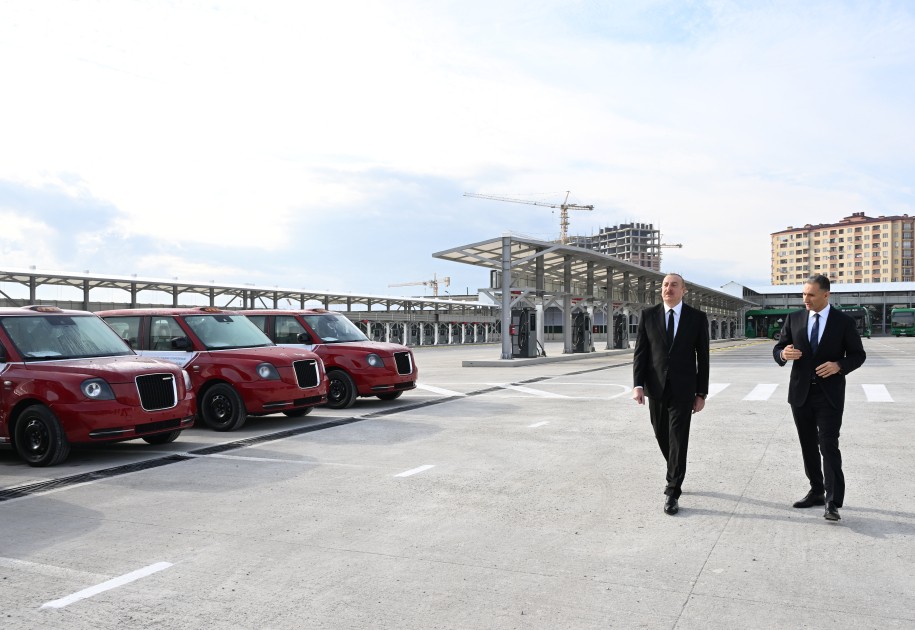 İlham Əliyev Zığ Elektrik Avtobus Parkının fəaliyyəti ilə tanış oldu - FOTOLAR (YENİLƏNİB)