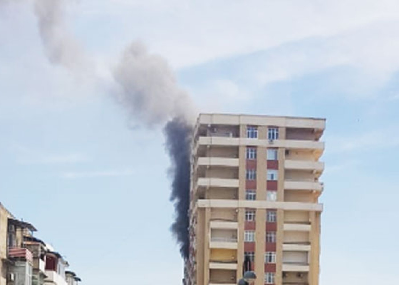 Bakıda çoxmərtəbəli yaşayış binası yanır