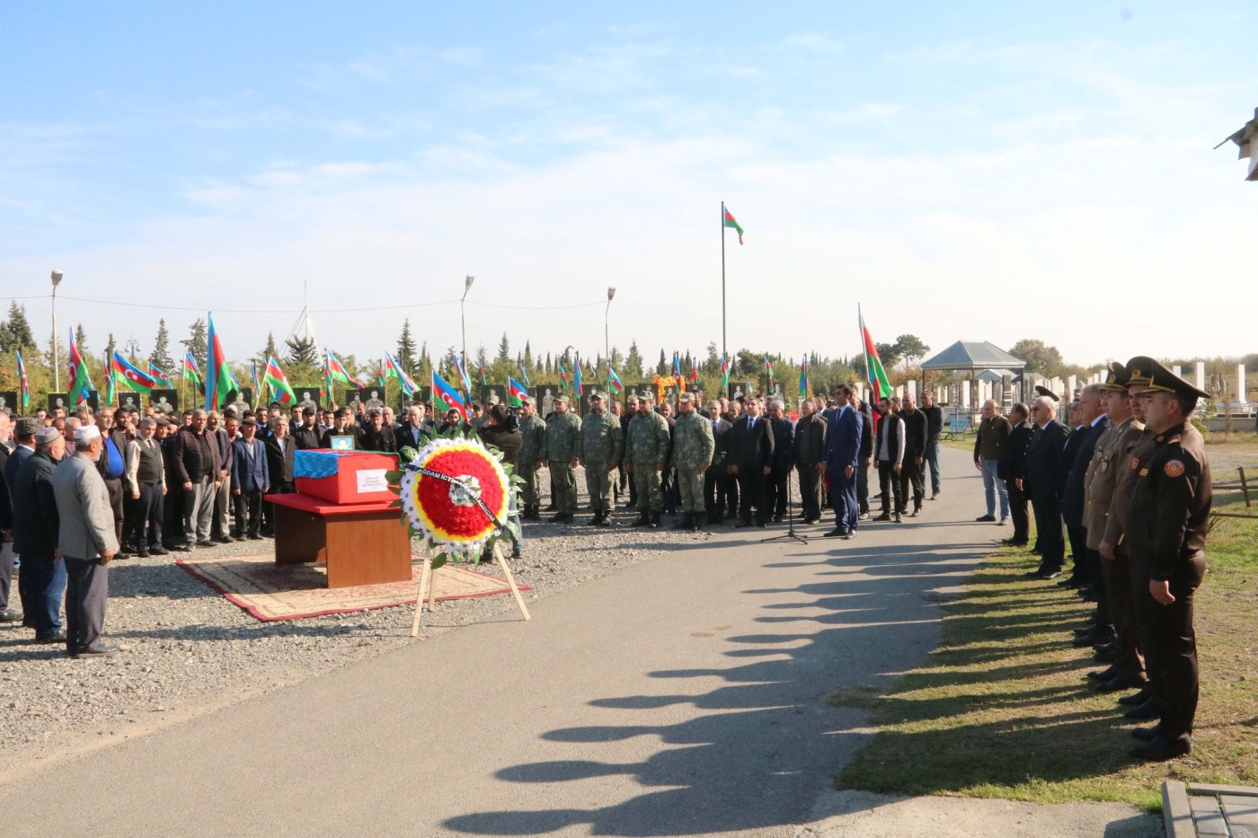 İcra başçısı şəhidin dəfnində iştirak etdi - FOTOLAR