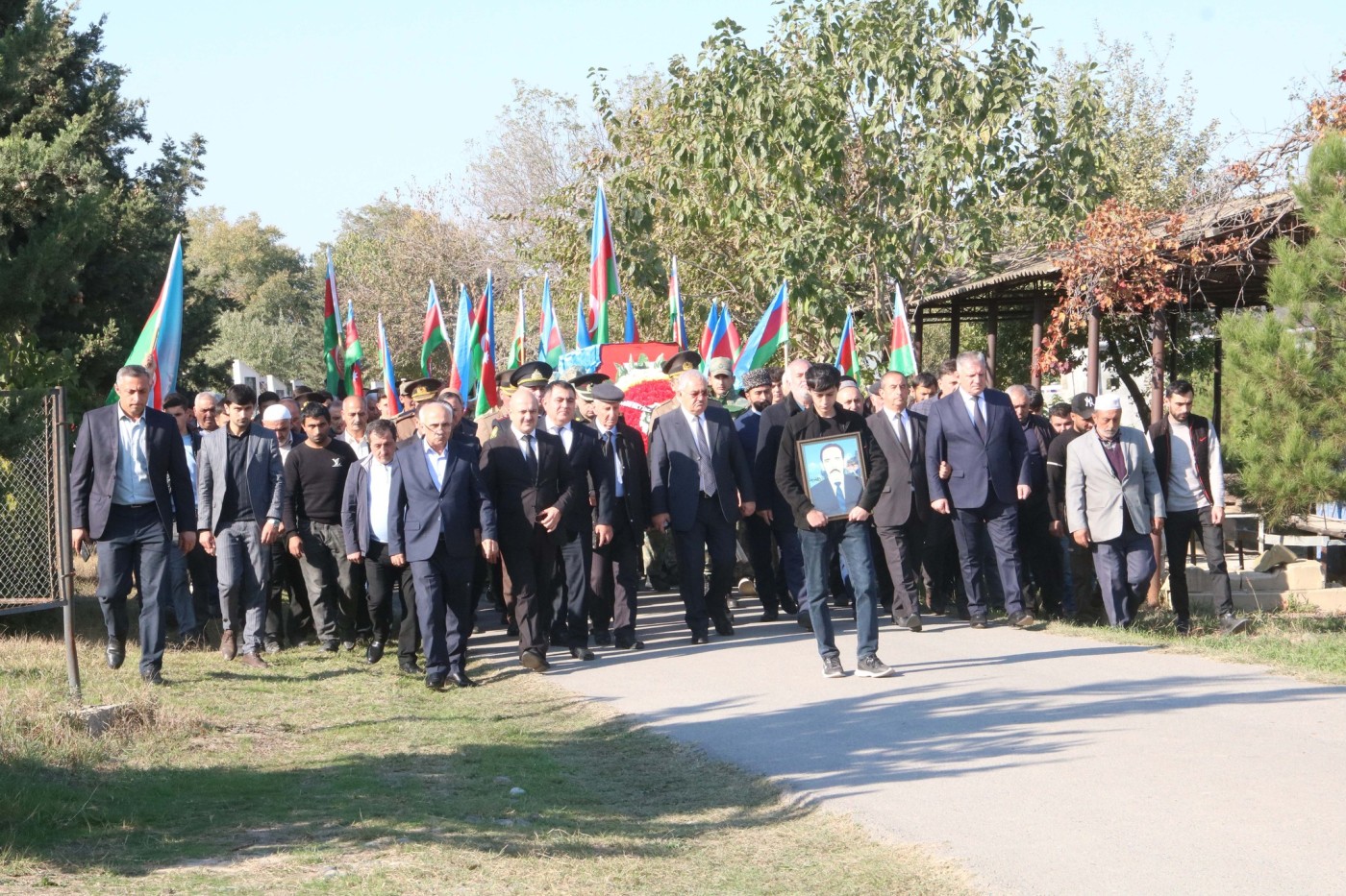 İcra başçısı şəhidin dəfnində iştirak etdi - FOTOLAR