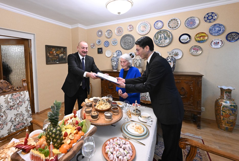 Prezident Aytmatovun ailəsi ilə çay süfrəsi arxasında söhbət etdi - FOTOLAR