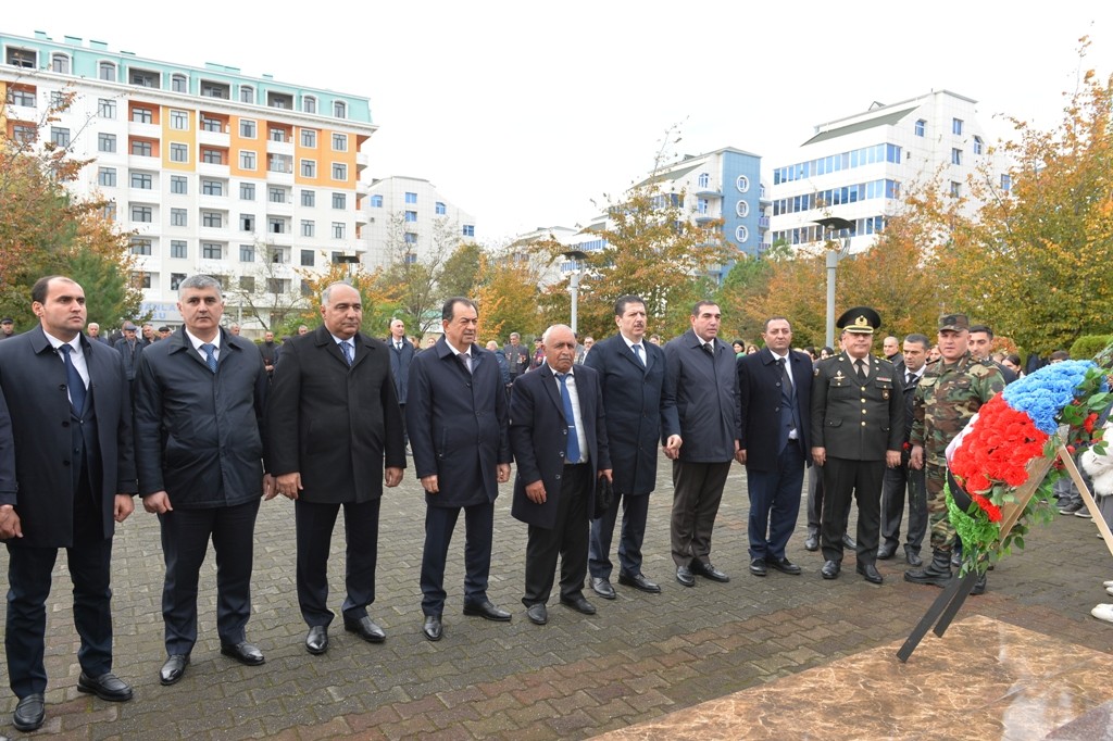 Milli Qəhrəmanın doğum günündə abidəsi ziyarət olundu - FOTOLAR