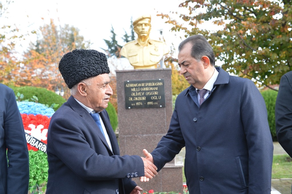 Milli Qəhrəmanın doğum günündə abidəsi ziyarət olundu - FOTOLAR