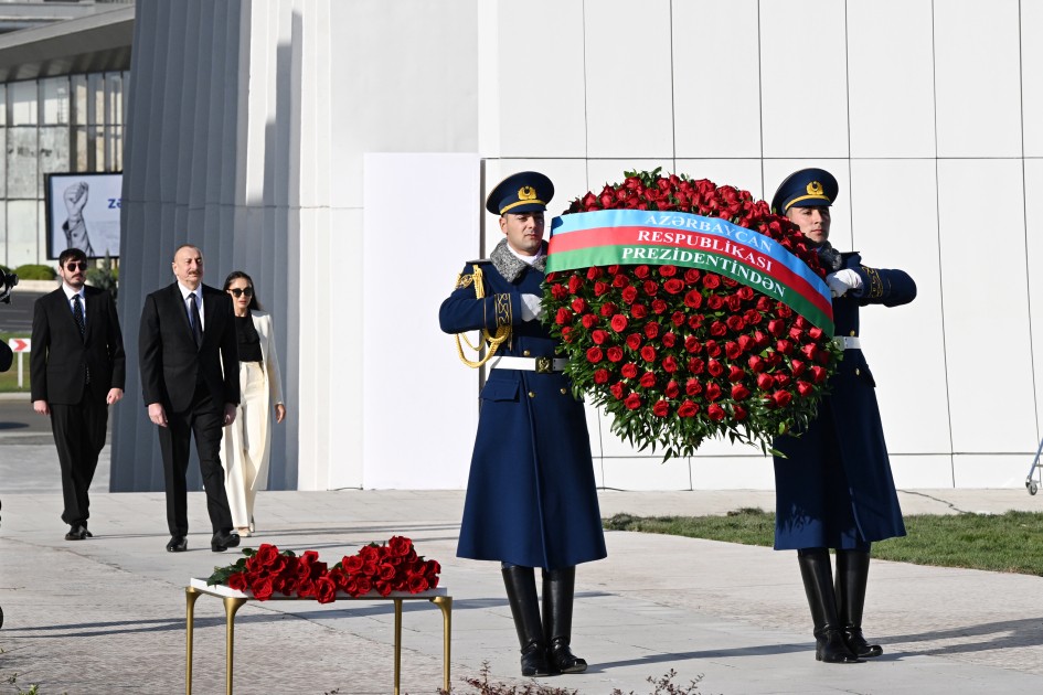 İlham Əliyev ailə üzvləri ilə birlikdə Zəfər parkının açılışını etdi - YENİLƏNİB (FOTOLAR)