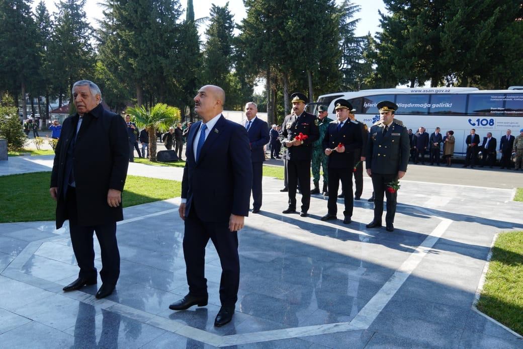 Deputat Asif Əsgərov Zəfər Günündə şəhidlərin məzarını ziyarət etdi - FOTOLAR