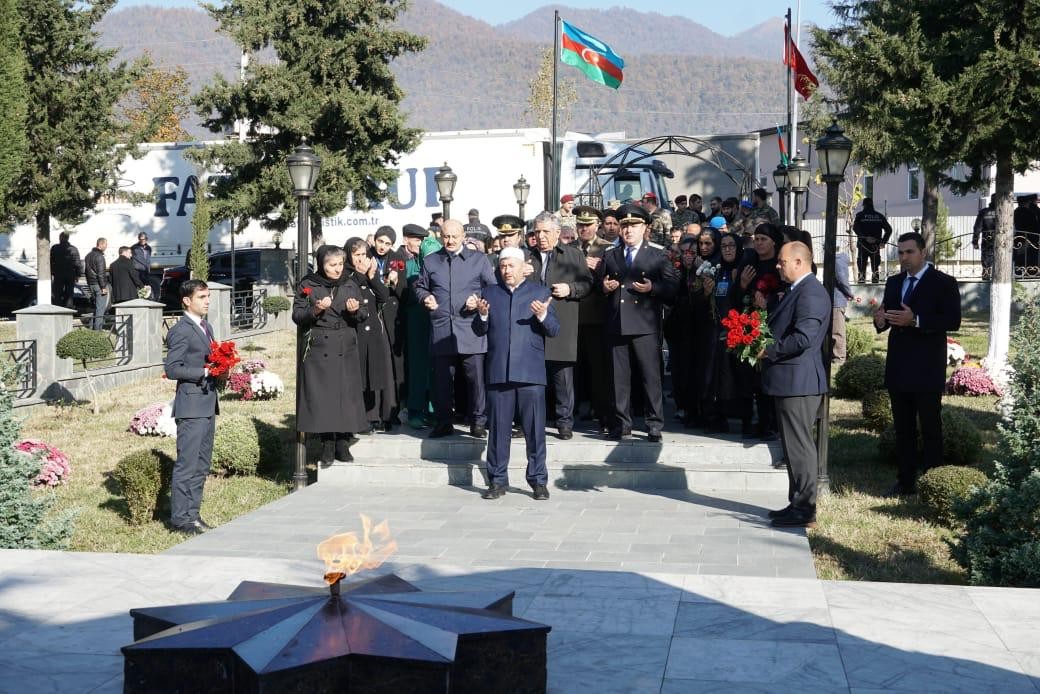 Deputat Asif Əsgərov Zəfər Günündə şəhidlərin məzarını ziyarət etdi - FOTOLAR