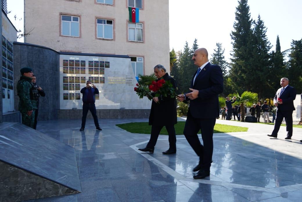 Deputat Asif Əsgərov Zəfər Günündə şəhidlərin məzarını ziyarət etdi - FOTOLAR