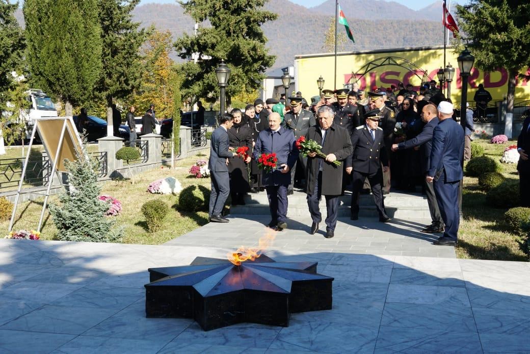 Deputat Asif Əsgərov Zəfər Günündə şəhidlərin məzarını ziyarət etdi - FOTOLAR