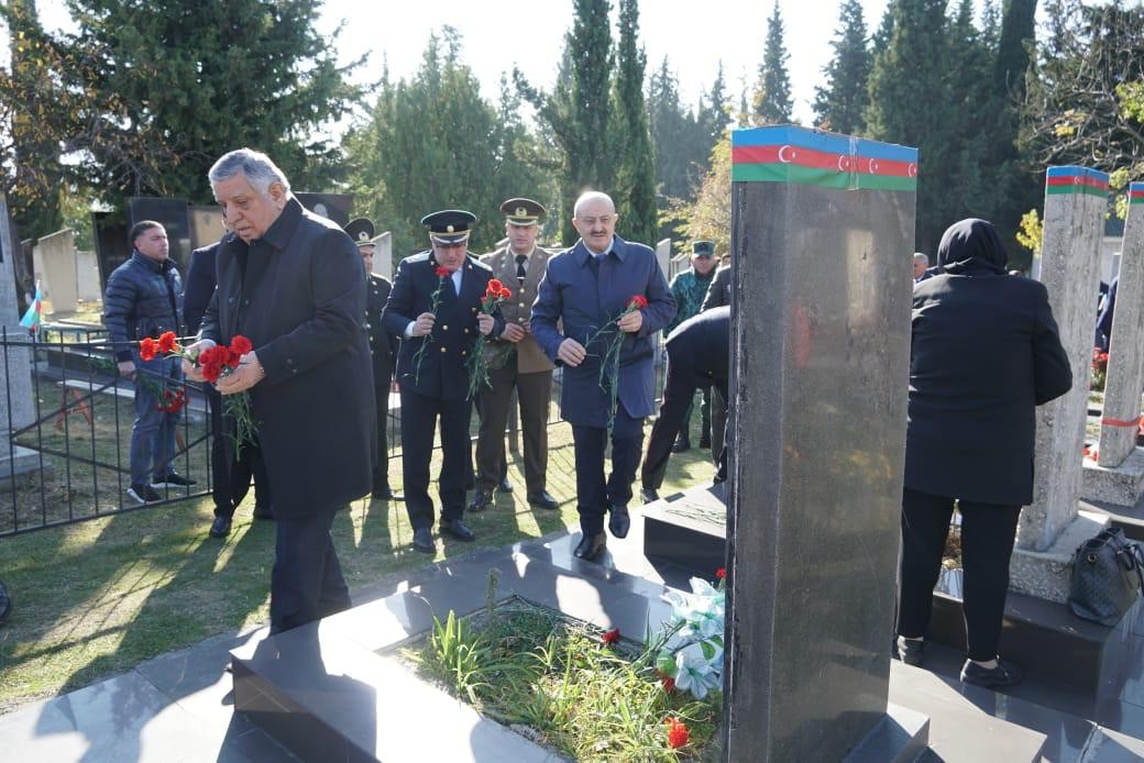 Deputat Asif Əsgərov Zəfər Günündə şəhidlərin məzarını ziyarət etdi - FOTOLAR