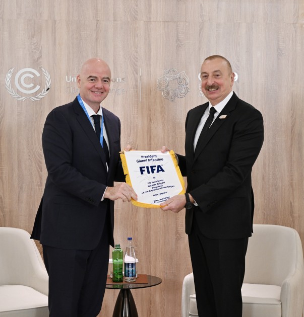 FIFA prezidenti İlham Əliyevə xüsusi top təqdim etdi - FOTOLAR