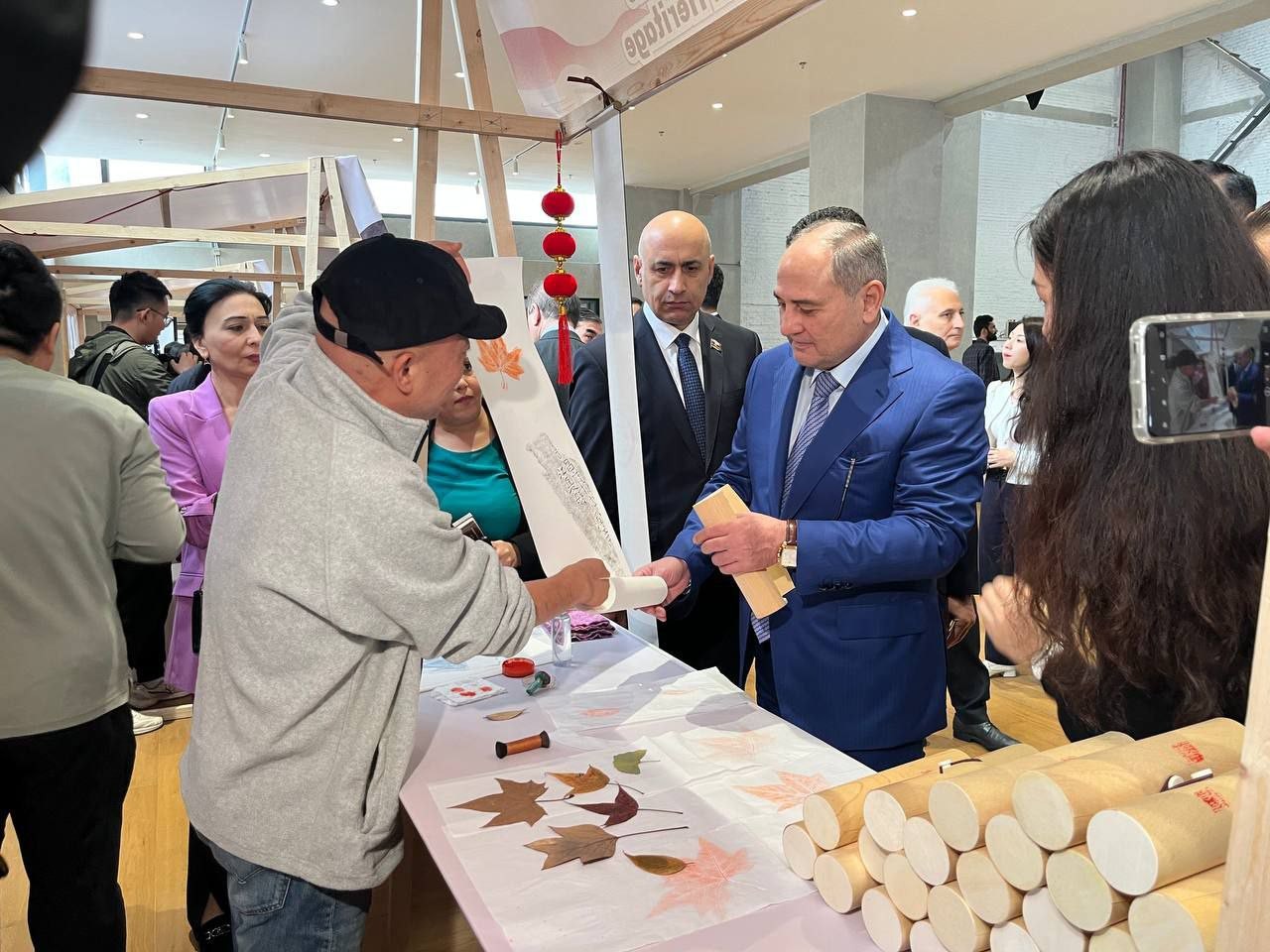 YAP nümayəndə heyətinin ÇKP Mərkəzi Komitəsinin departament direktoru ilə görüşü keçirildi - FOTOLAR