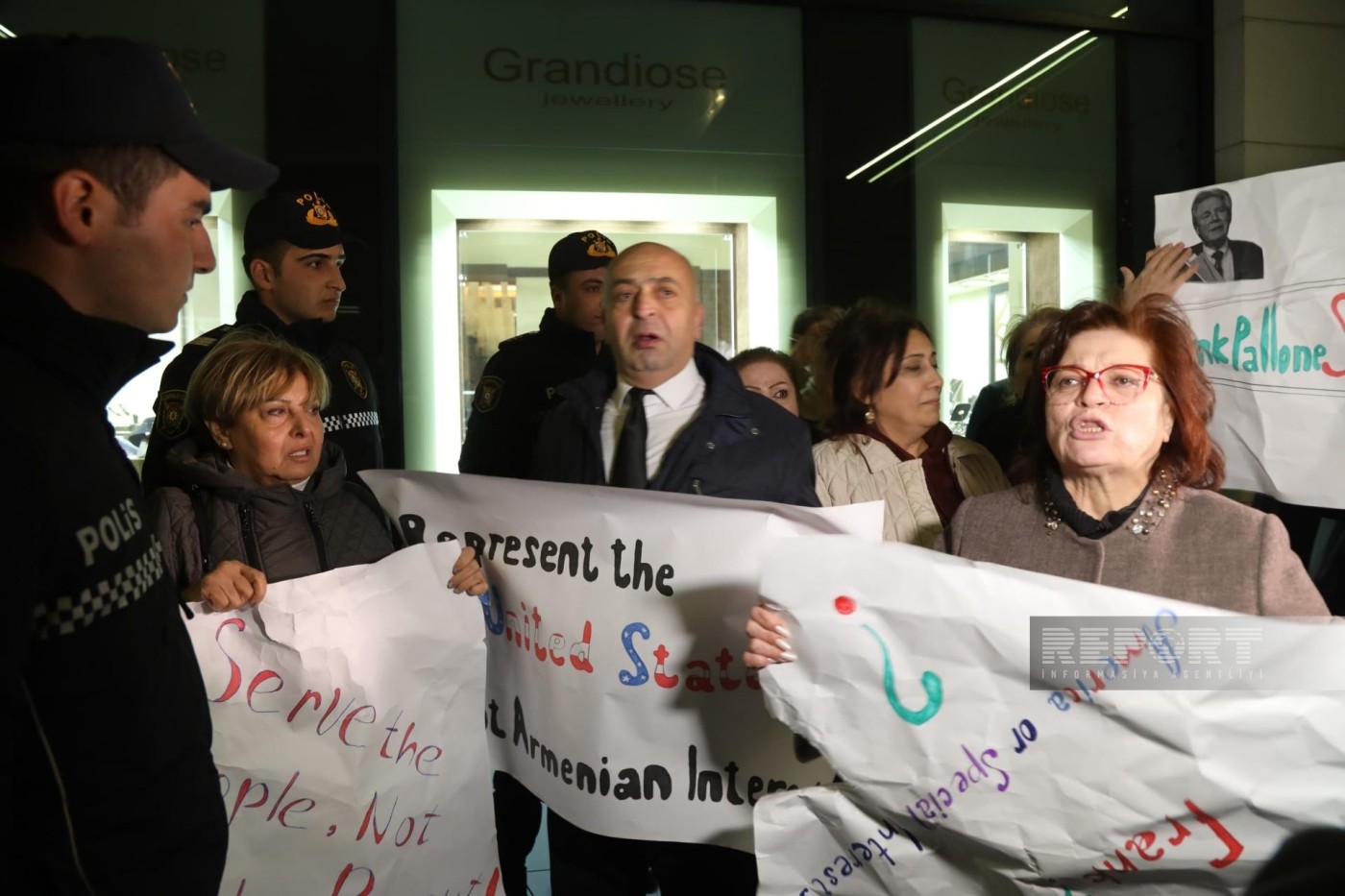 Bakıda səfərdə olan ermənipərəst konqresmenə qarşı etiraz - FOTOLAR