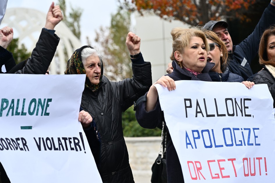 Ermənipərəst konqresmenin Bakıya gəlişinə etiraz edildi - FOTOLAR (YENİLƏNİB)